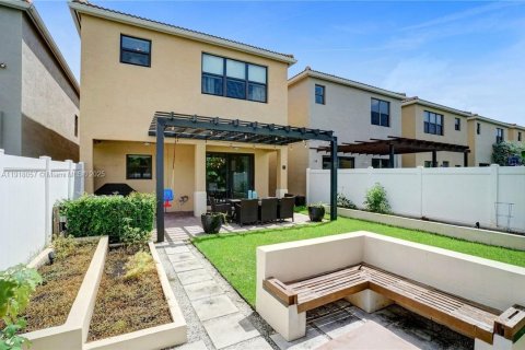 Casa en venta en Miami, Florida, 4 dormitorios, 195.56 m2 № 1972561 - foto 14