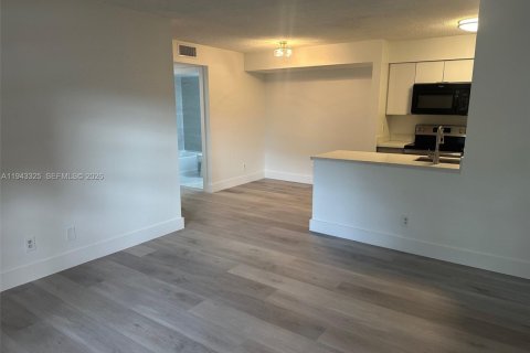 Copropriété à louer à Pembroke Pines, Floride: 2 chambres, 86.58 m2 № 1999569 - photo 2