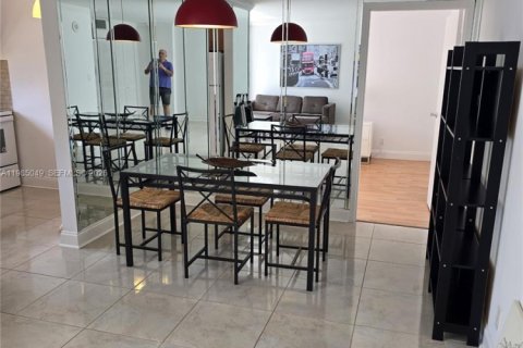 Copropriété à louer à Sunny Isles Beach, Floride: 1 chambre, 71.26 m2 № 2051699 - photo 2