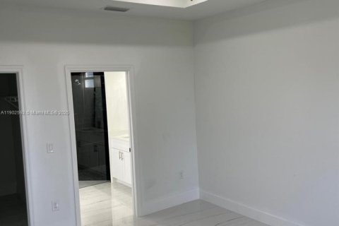 House in Lehigh Acres, Florida 3 bedrooms № 1953068 - photo 8