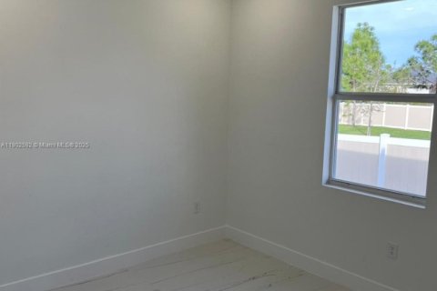 House in Lehigh Acres, Florida 3 bedrooms № 1953068 - photo 7