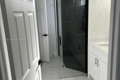 House in Lehigh Acres, Florida 3 bedrooms № 1953068 - photo 9