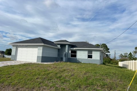 House in Lehigh Acres, Florida 3 bedrooms № 1953068 - photo 2