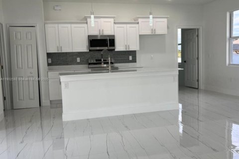 House in Lehigh Acres, Florida 3 bedrooms № 1953068 - photo 10