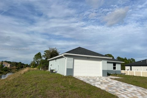 House in Lehigh Acres, Florida 3 bedrooms № 1953068 - photo 3