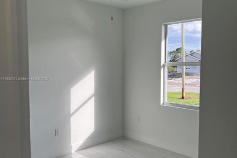 House in Lehigh Acres, Florida 3 bedrooms № 1953068 - photo 13