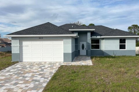 House in Lehigh Acres, Florida 3 bedrooms № 1953068 - photo 1