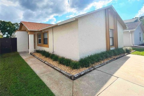 Villa ou maison à louer à Tampa, Floride: 3 chambres, 141.12 m2 № 2414973 - photo 2