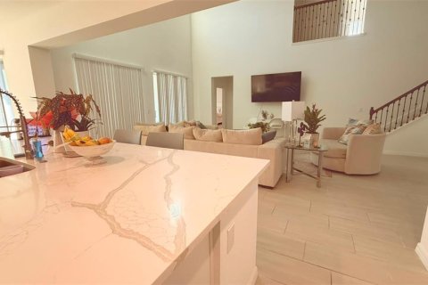 House in Kissimmee, Florida 5 bedrooms, 353.03 sq.m. № 2201127 - photo 12