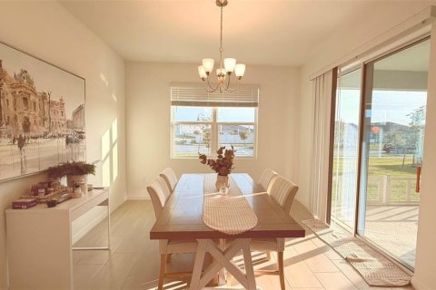 House in Kissimmee, Florida 5 bedrooms, 353.03 sq.m. № 2201127 - photo 9