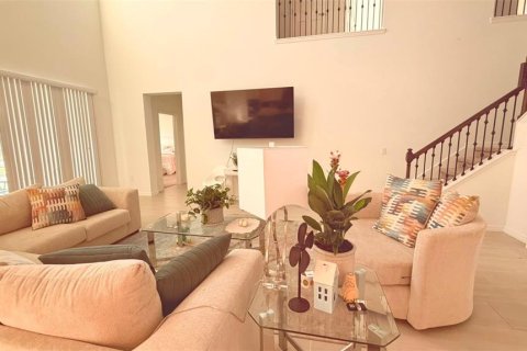 House in Kissimmee, Florida 5 bedrooms, 353.03 sq.m. № 2201127 - photo 5