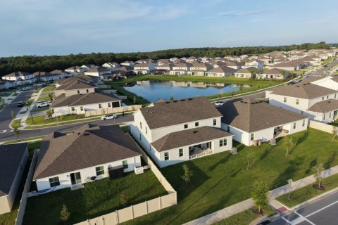 House in Kissimmee, Florida 5 bedrooms, 353.03 sq.m. № 2201127 - photo 4