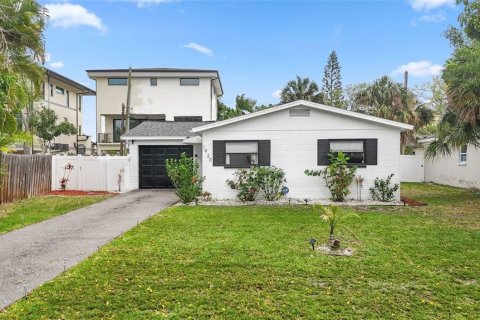 House in Saint Petersburg, Florida 3 bedrooms, 93.65 sq.m. № 2211541