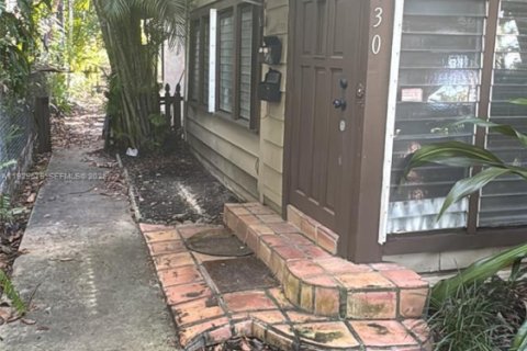 Casa en alquiler en Miami, Florida, 2 dormitorios, 158.96 m2 № 1988614 - foto 1