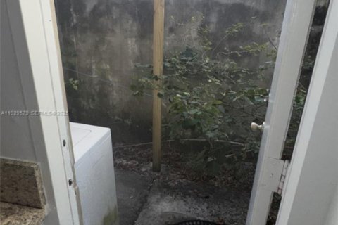 Casa en alquiler en Miami, Florida, 2 dormitorios, 158.96 m2 № 1988614 - foto 16