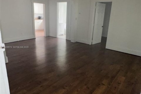 Casa en alquiler en Miami, Florida, 2 dormitorios, 158.96 m2 № 1988614 - foto 3