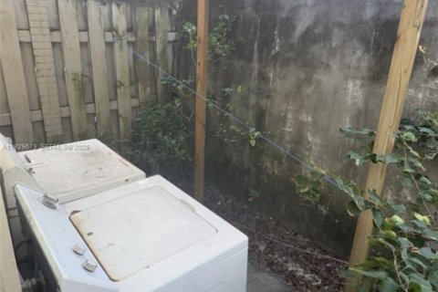 Casa en alquiler en Miami, Florida, 2 dormitorios, 158.96 m2 № 1988614 - foto 17