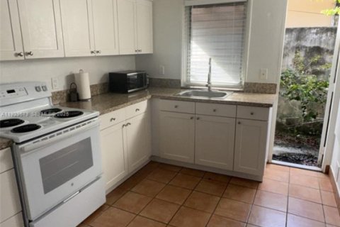 Casa en alquiler en Miami, Florida, 2 dormitorios, 158.96 m2 № 1988614 - foto 14