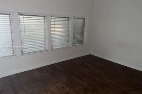 Casa en alquiler en Miami, Florida, 2 dormitorios, 158.96 m2 № 1988614 - foto 5