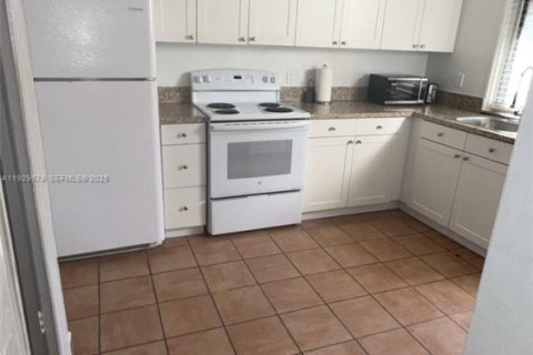 Casa en alquiler en Miami, Florida, 2 dormitorios, 158.96 m2 № 1988614 - foto 13