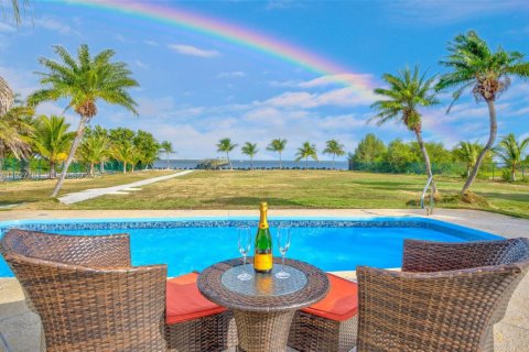 Casa en venta en Big Pine Key, Florida, 3 dormitorios, 230.96 m2 № 1985847 - foto 1