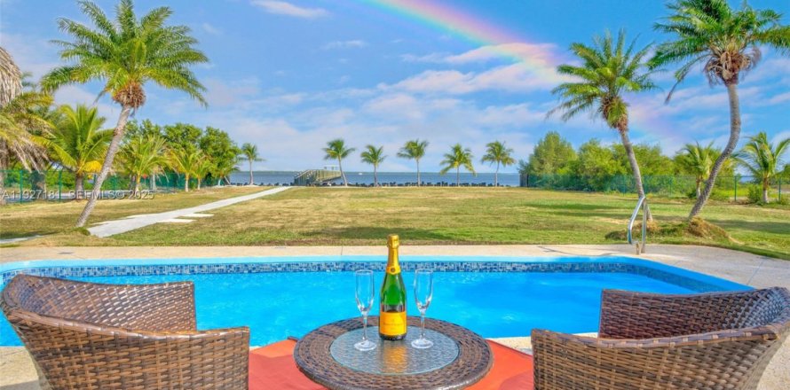 Casa en Big Pine Key, Florida 3 dormitorios, 230.96 m2 № 1985847