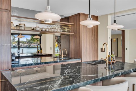 Casa en Miami Beach, Florida 4 dormitorios, 269.42 m2 № 2031863