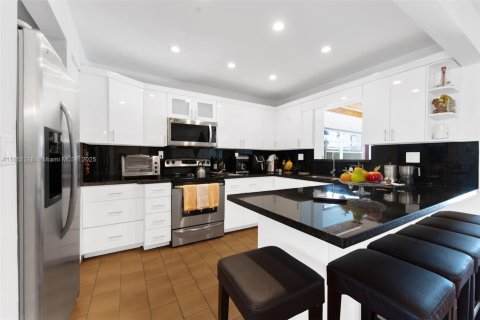 Villa ou maison à vendre à Miami, Floride: 3 chambres, 165.55 m2 № 1859011 - photo 18