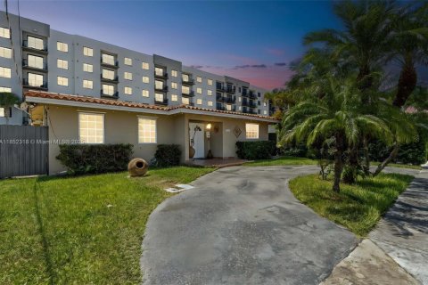 Villa ou maison à vendre à Miami, Floride: 3 chambres, 165.55 m2 № 1859011 - photo 3