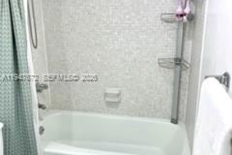 Condo in Sunny Isles Beach, Florida, 1 bedroom  № 2152954 - photo 17