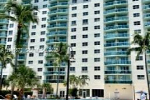 Condo in Sunny Isles Beach, Florida, 1 bedroom  № 2152954 - photo 1