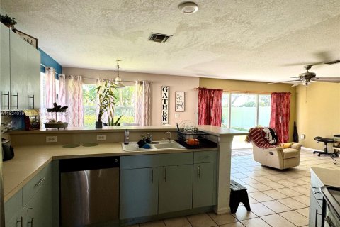 Casa en venta en Pembroke Pines, Florida, 4 dormitorios, 251.67 m2 № 1790631 - foto 9