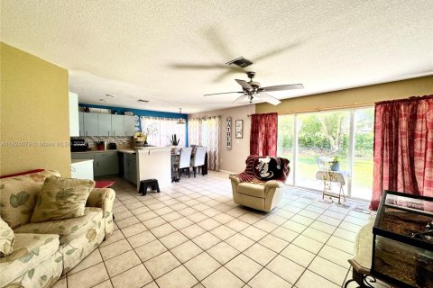 Casa en venta en Pembroke Pines, Florida, 4 dormitorios, 251.67 m2 № 1790631 - foto 5