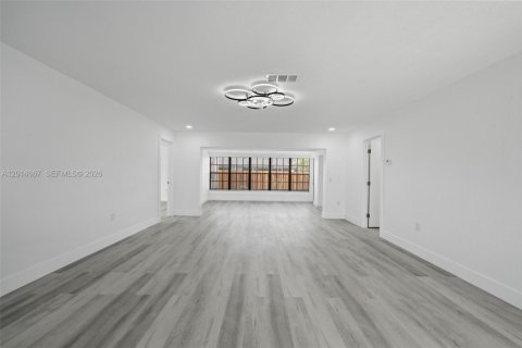 House in Sunrise, Florida 3 bedrooms, 144.46 sq.m. № 2087118 - photo 8