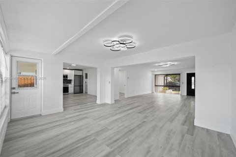 House in Sunrise, Florida 3 bedrooms, 144.46 sq.m. № 2087118 - photo 11