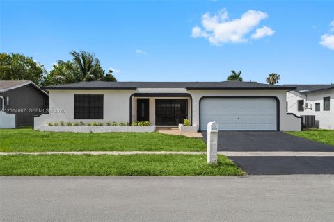 House in Sunrise, Florida 3 bedrooms, 144.46 sq.m. № 2087118 - photo 3