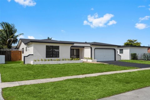 House in Sunrise, Florida 3 bedrooms, 144.46 sq.m. № 2087118 - photo 4
