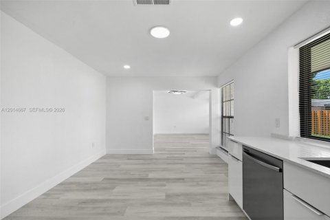House in Sunrise, Florida 3 bedrooms, 144.46 sq.m. № 2087118 - photo 16