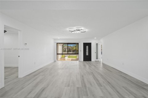 House in Sunrise, Florida 3 bedrooms, 144.46 sq.m. № 2087118 - photo 6