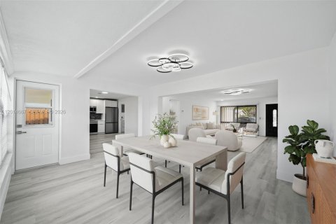 House in Sunrise, Florida 3 bedrooms, 144.46 sq.m. № 2087118 - photo 12