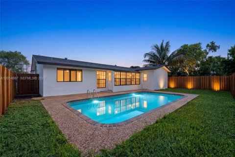 House in Sunrise, Florida 3 bedrooms, 144.46 sq.m. № 2087118