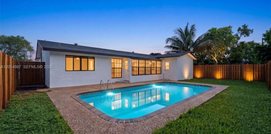 House in Sunrise, Florida 3 bedrooms, 144.46 sq.m. № 2087118