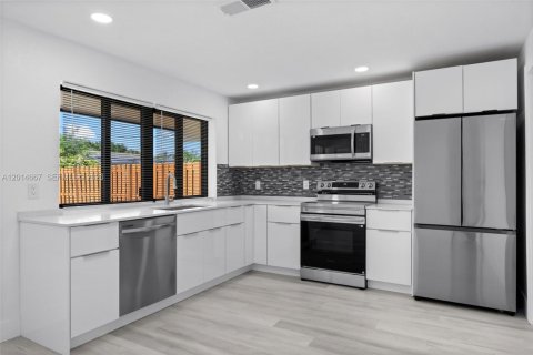 House in Sunrise, Florida 3 bedrooms, 144.46 sq.m. № 2087118 - photo 14