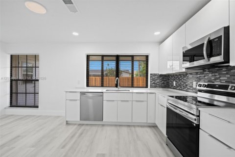 House in Sunrise, Florida 3 bedrooms, 144.46 sq.m. № 2087118 - photo 15