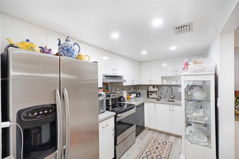 Condo in Miami, Florida, 1 bedroom  № 1862400 - photo 23