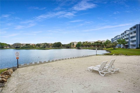 Condo in Miami, Florida, 1 bedroom  № 1862400 - photo 4