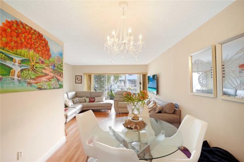 Condo in Miami, Florida, 1 bedroom  № 1862400 - photo 17