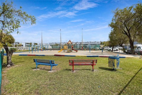 Condo in Miami, Florida, 1 bedroom  № 1862400 - photo 10