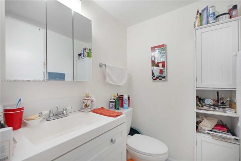 Condo in Miami, Florida, 1 bedroom  № 1862400 - photo 27
