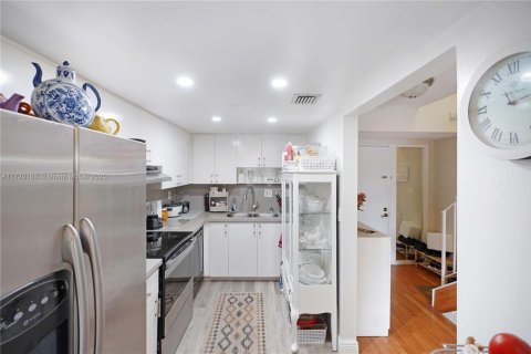 Condo in Miami, Florida, 1 bedroom  № 1862400 - photo 26